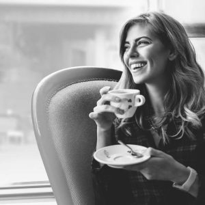 Kvinde der drikker kaffe