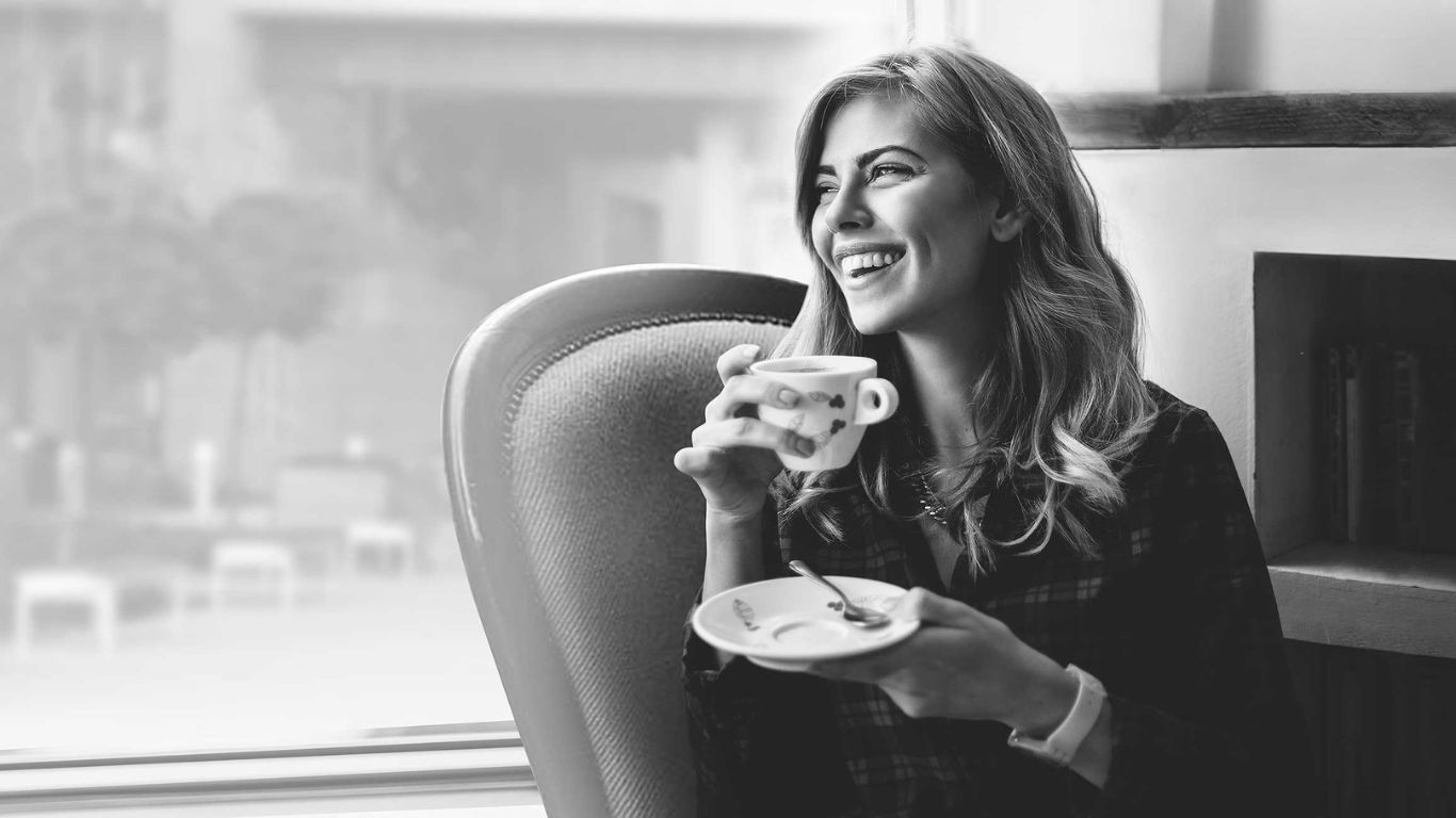 Kvinde der drikker kaffe