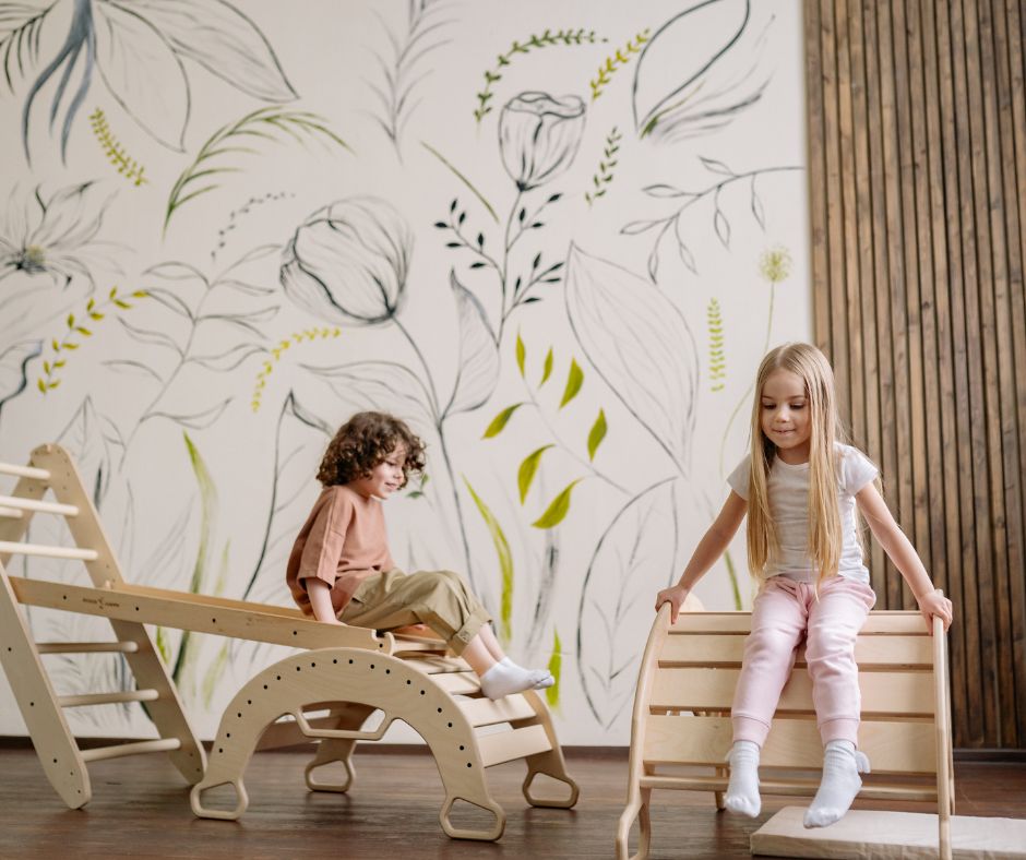 Boern leget og klatre