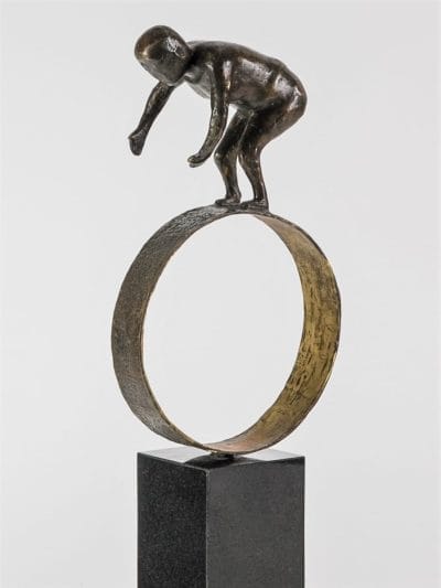 Balance-af-Palle-Mernild-bronzeskulptur