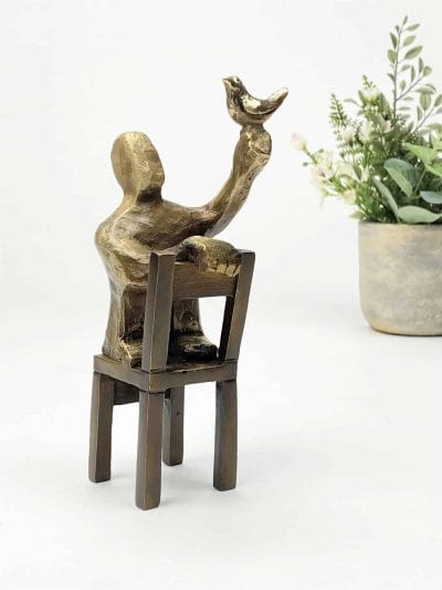 En-fugl-i-haenden-af-Palle-Mernild-bronzeskulptur