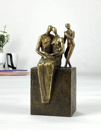 Familie-med-2-boern-af-Palle-Mernild-bronzeskulptur