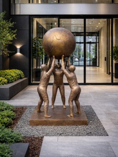 Loefter-i-flok-125-cm-af-Palle-Mernild-bronzeskulptur