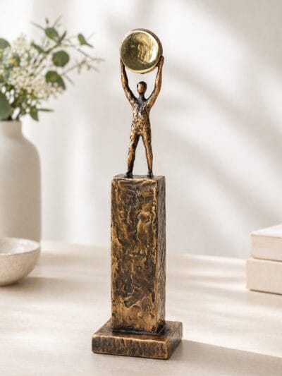 Prikken-over-iet-forside-af-Palle-Mernild-bronzeskulptur