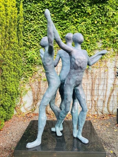 Vi-staer-sammen-130-cm-af-Palle-Mernild-bronzeskulptur