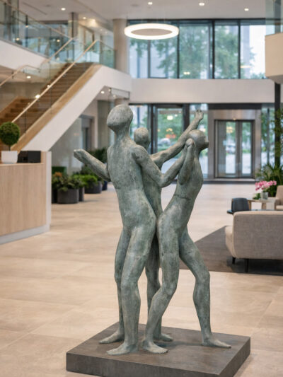 Vi-staer-sammen-180-cm-af-Palle-Mernild-bronzeskulptur